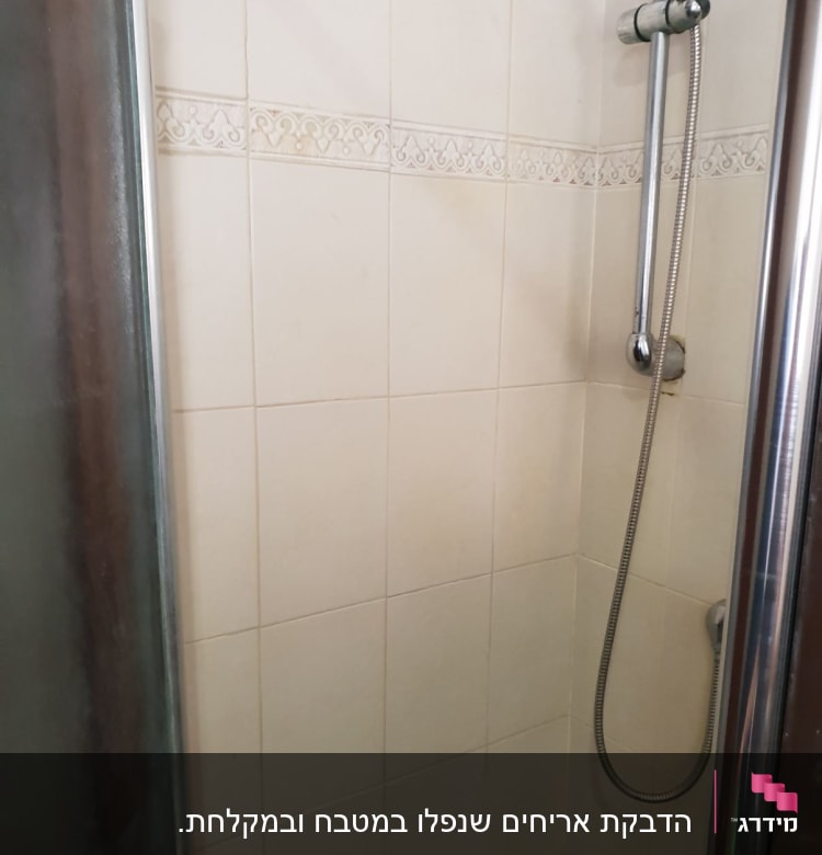 מקלחת עם אריחים ומוט מקלחת מתכת